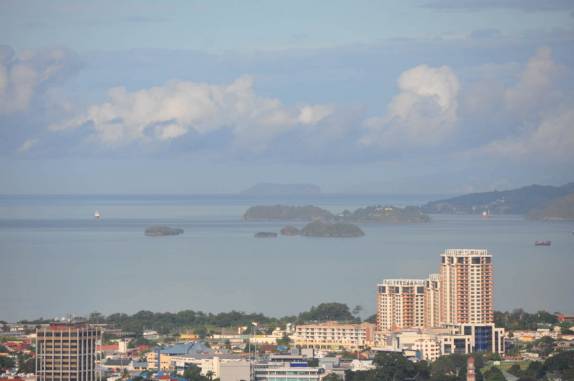 Port of Spain, capital de Trinidad, vista do alto de um morro. Lá no fundo está a Venezuela!